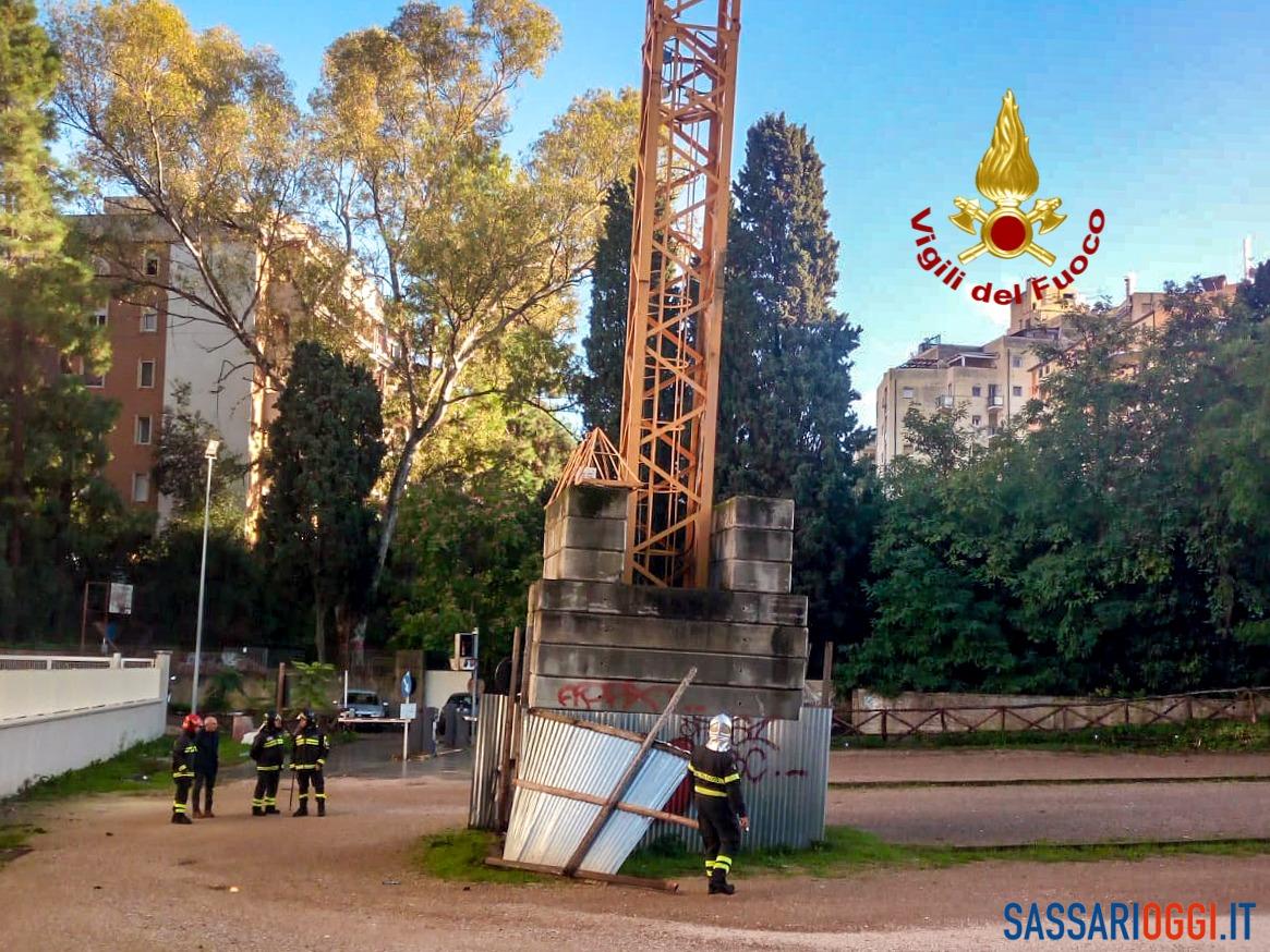 Sassari, gru pericolsa, intervengono i vigili del fuoco - Sassari Oggi