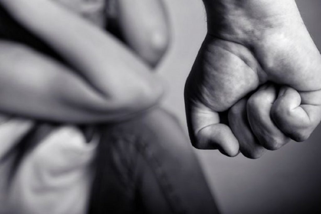 soprusi sassari picchiata donna violenza maltrattamenti