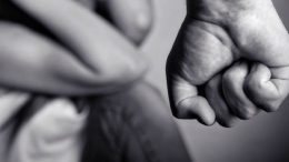 soprusi sassari picchiata donna violenza maltrattamenti