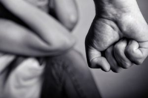 soprusi sassari picchiata donna violenza maltrattamenti