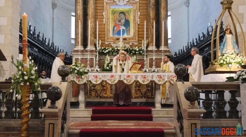 Messa di Pasqua presieduta dall'arcivescovo di Sassari, Gian Franco Saba, nel Duomo di San Nicola