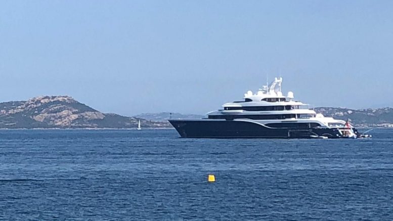 Stintino, il mega yacht Symphony del proprietario di Louis Vuitton