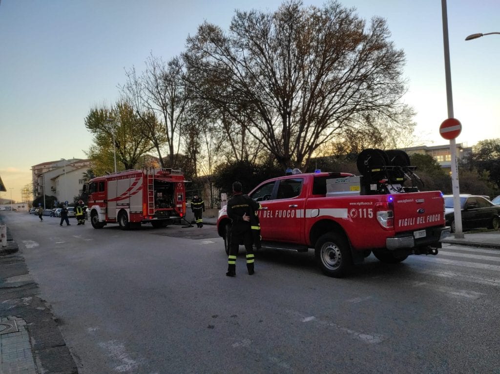 Due mezzi dati alle fiamme a Villanova Monteleone: “Vile gesto contro la comunità”
