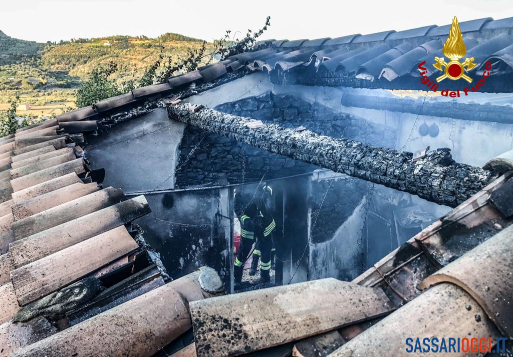 Paura in un b&b alla periferia di Bosa, scoppia un incendio. Distrutto il tetto Sassari Oggi Paura in un b&b alla periferia di Bosa, scoppia un incendio. Distrutto il tetto Sassari Oggi