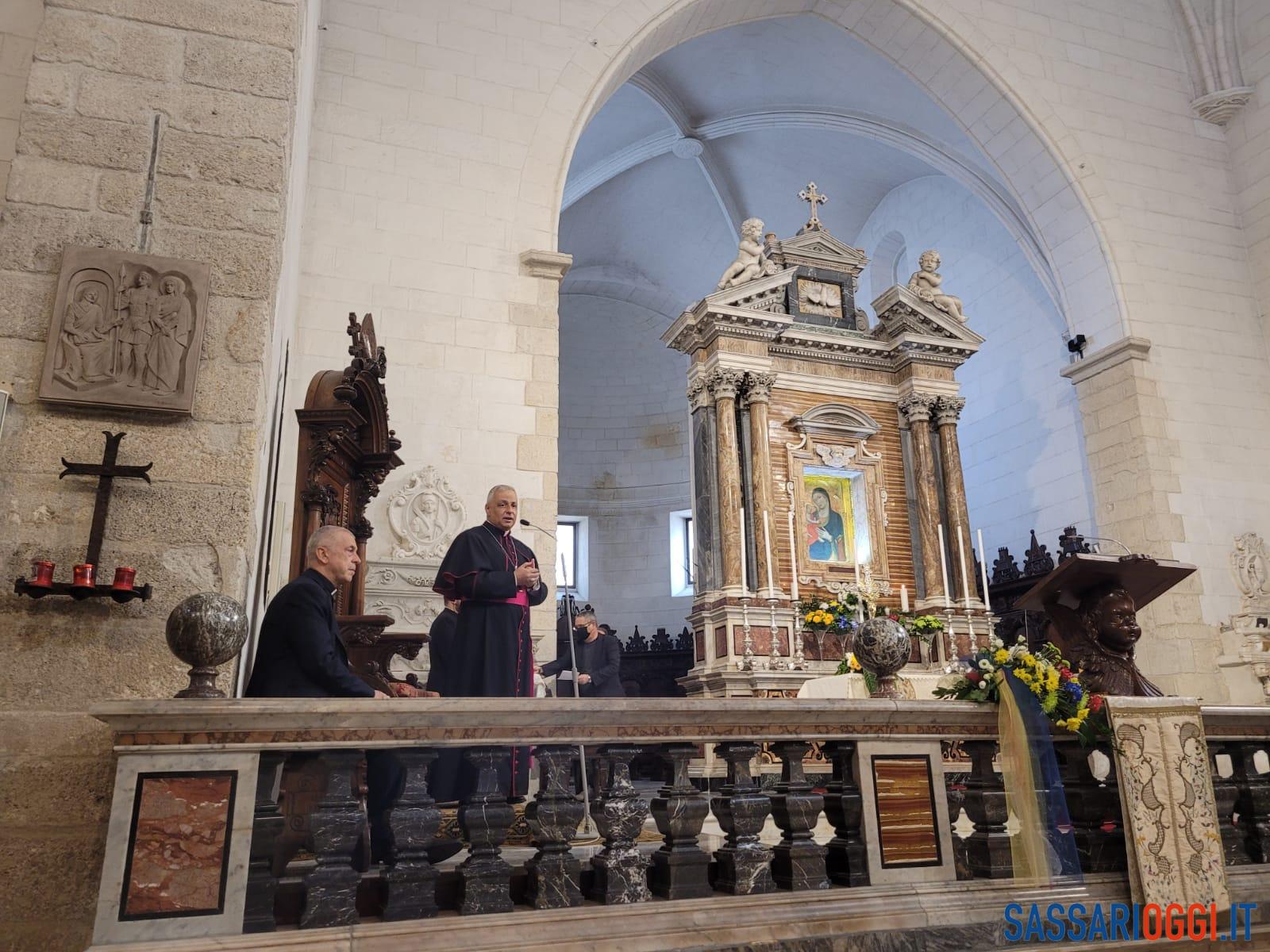 Monsignor Francesco Soddu e monsignor Gian Franco Saba nel Duomo di Sassari