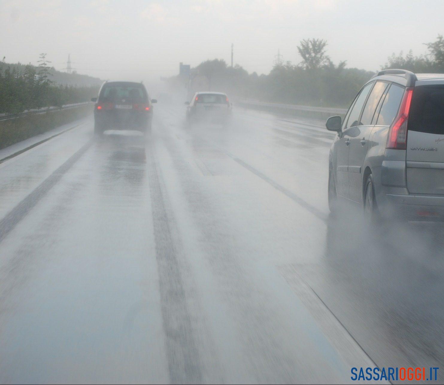 Torna la pioggia, come evitare il rischio dell'aquaplaning sulle strade Sassari Oggi notizie Torna la pioggia, come evitare il rischio dell'aquaplaning sulle strade Sassari Oggi notizie