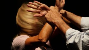 violenza sessuale alghero picchiava compagna 40nne sassari sorso denuncia picchiata compagna alghero volenza ex poliziotto moglie alghero violenza familiare aggredisce la moglie a sassari atti persecutori social