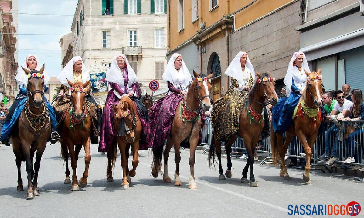 cavalcata sarda sassari donne a cavallo