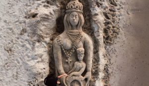 Scultura sabbia Madonna Noli Me Tollere, spiaggia Sorso