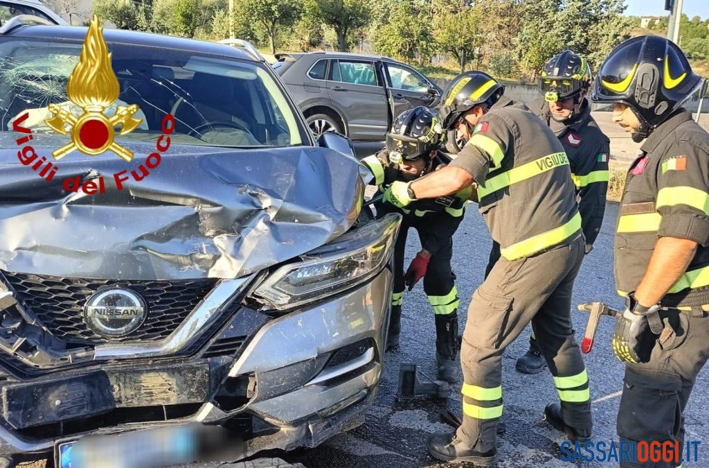 Incidente tra due auto sulla strada di Ozieri, feriti