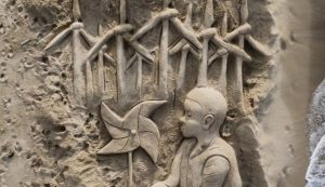 Una scultura di sabbia di 15 metri a Platamona contro le pale eoliche