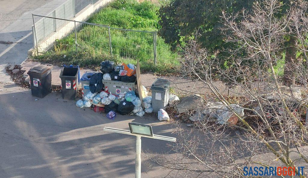 Degrado a Predda Niedda, spazzatura e topi vicino ai capannoni