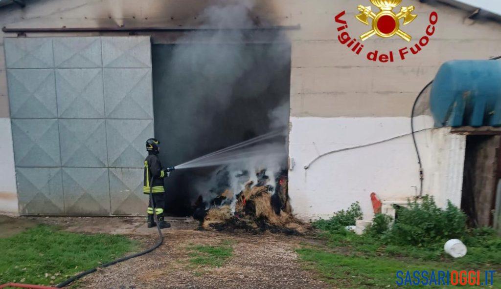 Incendio in un capannone agricolo di Bonorva, scatta l'allarme