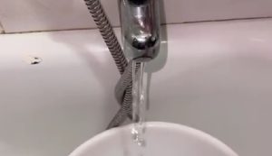 Acqua a singhiozzo in via Parini a Sassari, la rabbia dei residenti