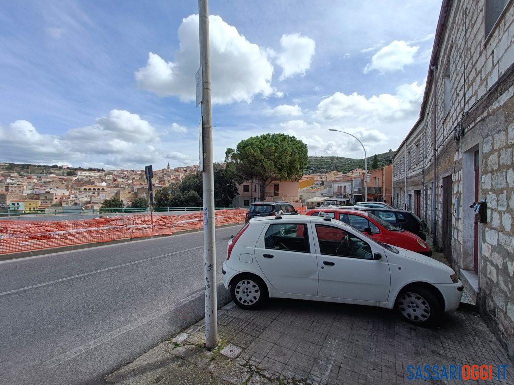 A Sennori le auto sui marciapiedi e i pedoni per strada