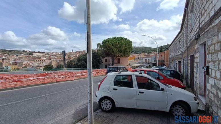 A Sennori le auto sui marciapiedi e i pedoni per strada