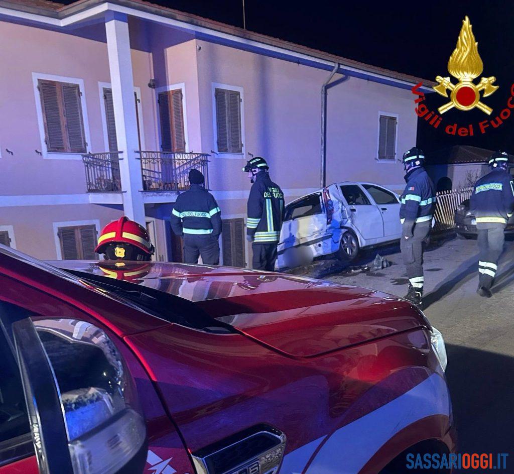 Auto sfonda ringhiera a Ozieri e colpisce due vetture in sosta