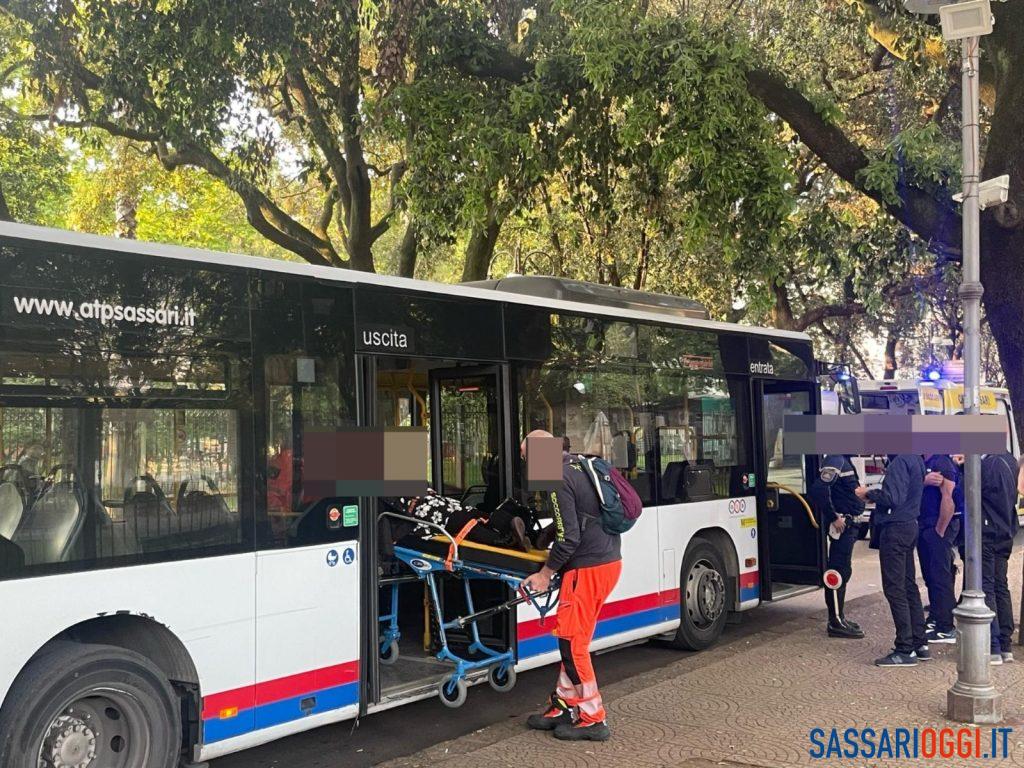 Cade sul bus in via Tavolara a Sassari, ferita una donna