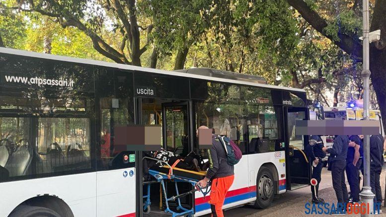 Cade sul bus in via Tavolara a Sassari, ferita una donna