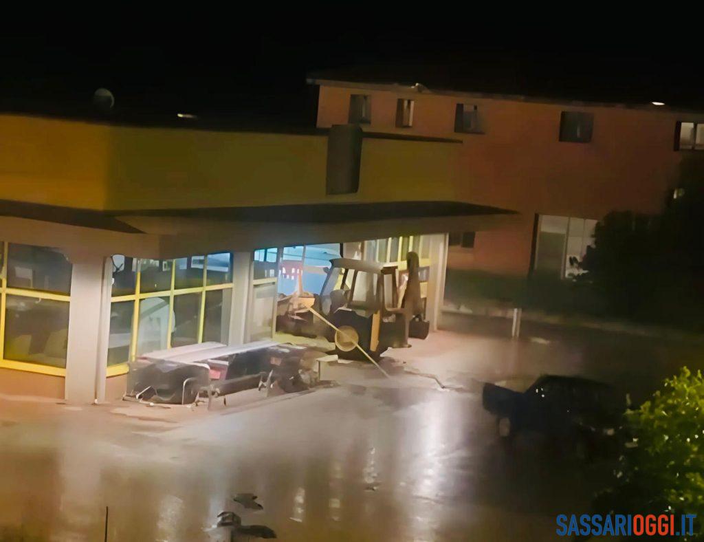 Tentano il furto all'Eurospin con l'escavatore, ladri in fuga a Siligo