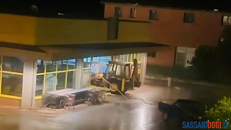 Tentano il furto all'Eurospin con l'escavatore, ladri in fuga a Siligo