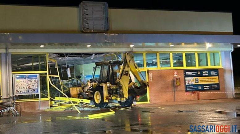 Tentato furto con la ruspa all'Eurospin di Siligo, le indagini