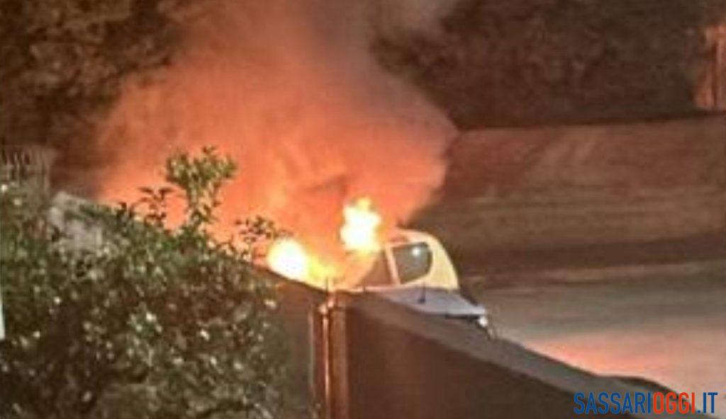 Ancora un'auto incendiata a Sassari, è la terza in pochi giorni