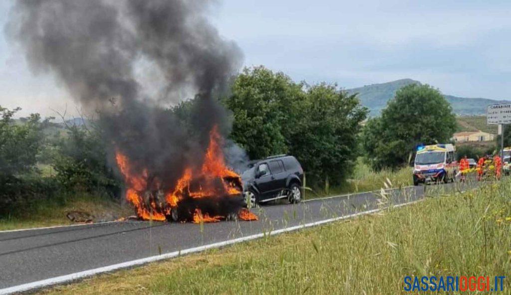 Auto in fiamme sulla strada tra Mores e Ittireddu