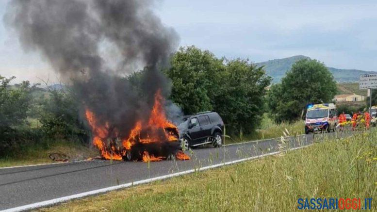 Auto in fiamme sulla strada tra Mores e Ittireddu