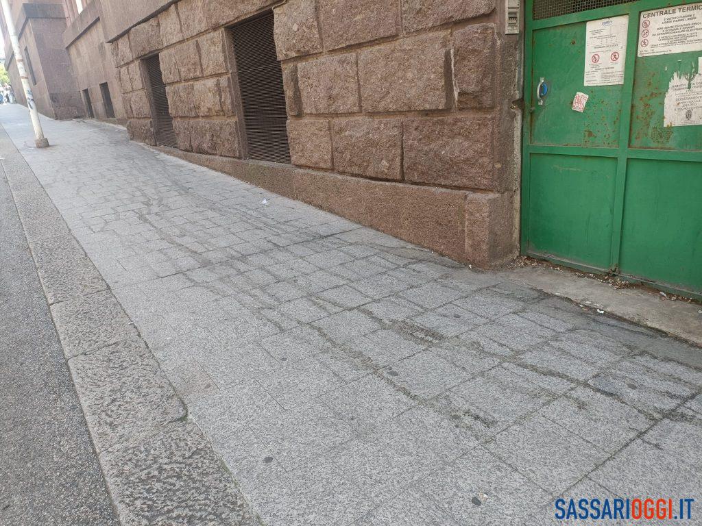 Chiudono i bar del centro e via Mazzini a Sassari si trasforma in un fiume di pipì