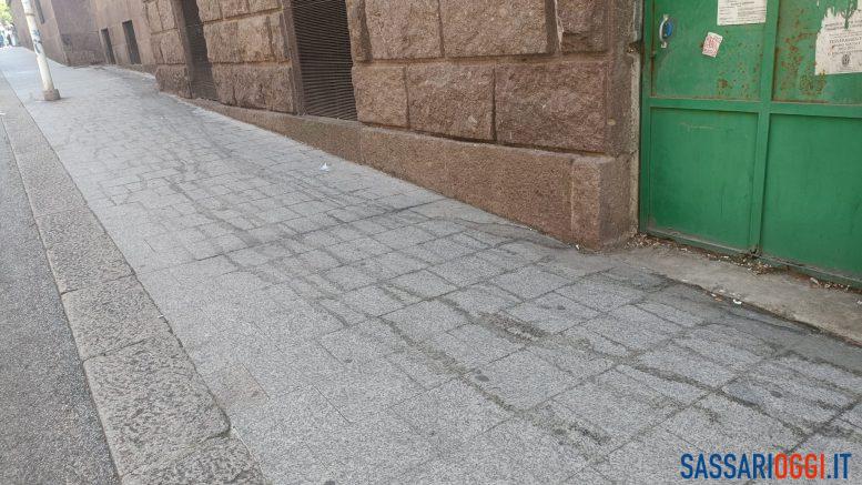 Chiudono i bar del centro e via Mazzini a Sassari si trasforma in un fiume di pipì