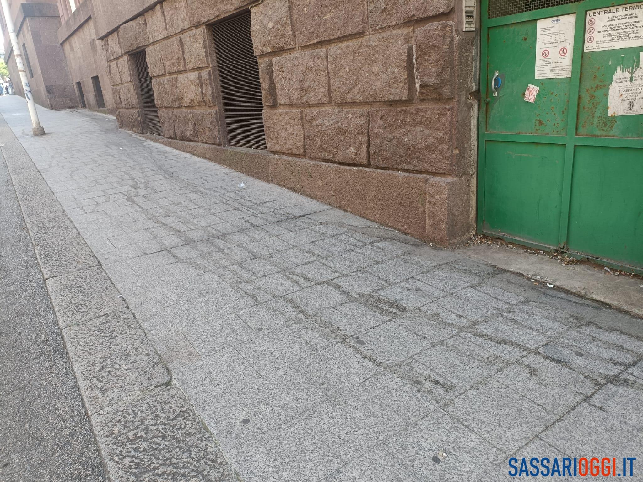 Chiudono i bar del centro e via Mazzini a Sassari si trasforma in un fiume di pipì