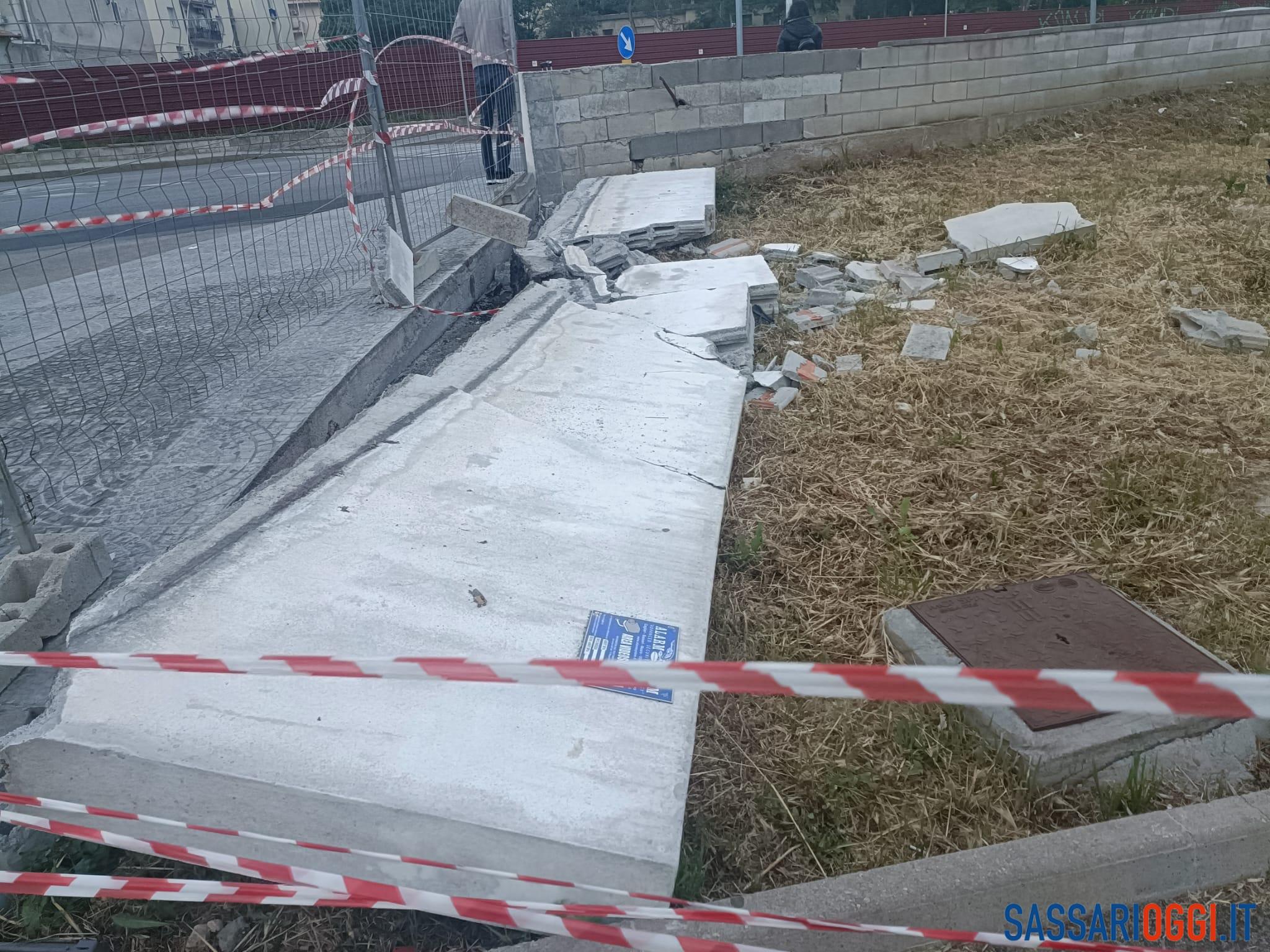 Crolla il muretto nella stazione bus, paura a Sassari