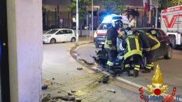 Perde il controllo dell'auto e finisce contro una vetrina a Sassari