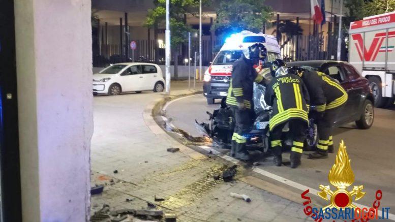 Perde il controllo dell'auto e finisce contro una vetrina a Sassari