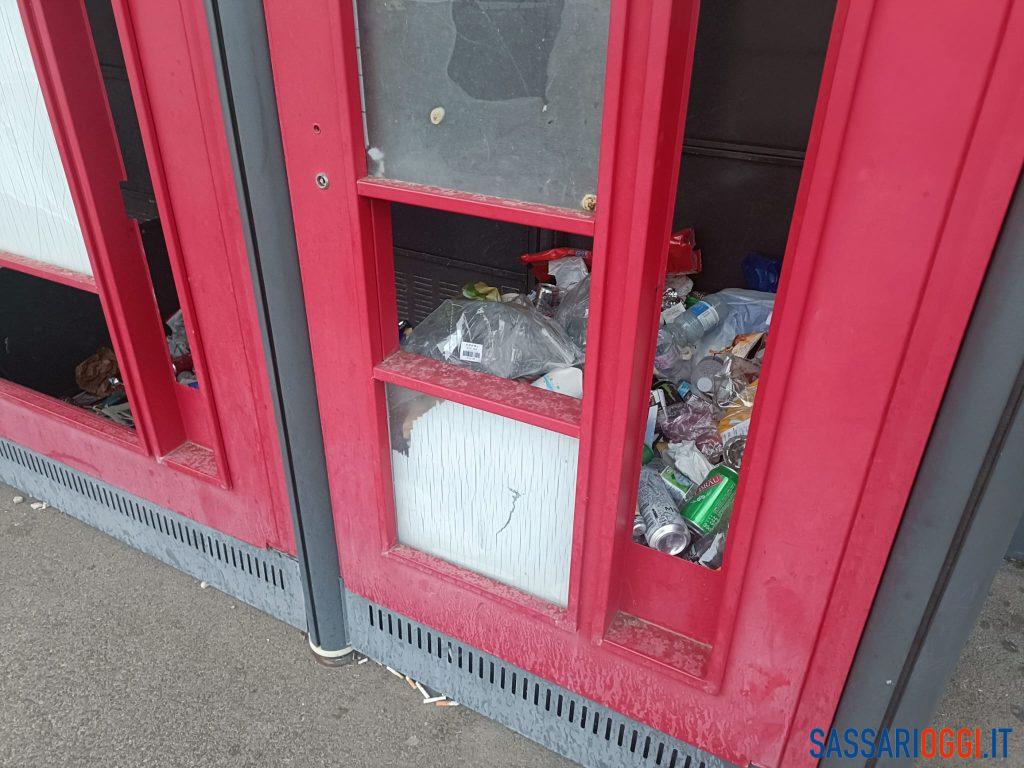 Rifiuti e topi, ancora degrado nella stazione autobus di Sassari