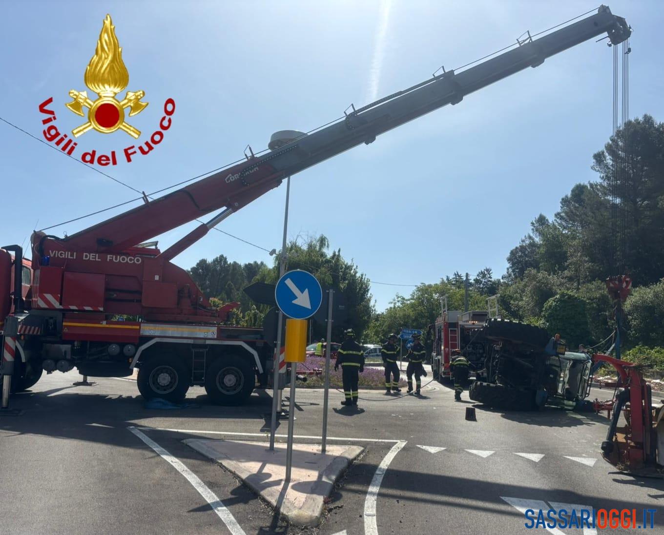 Trattore si ribalta sulla strada per Tissi, ecco cosa è successo
