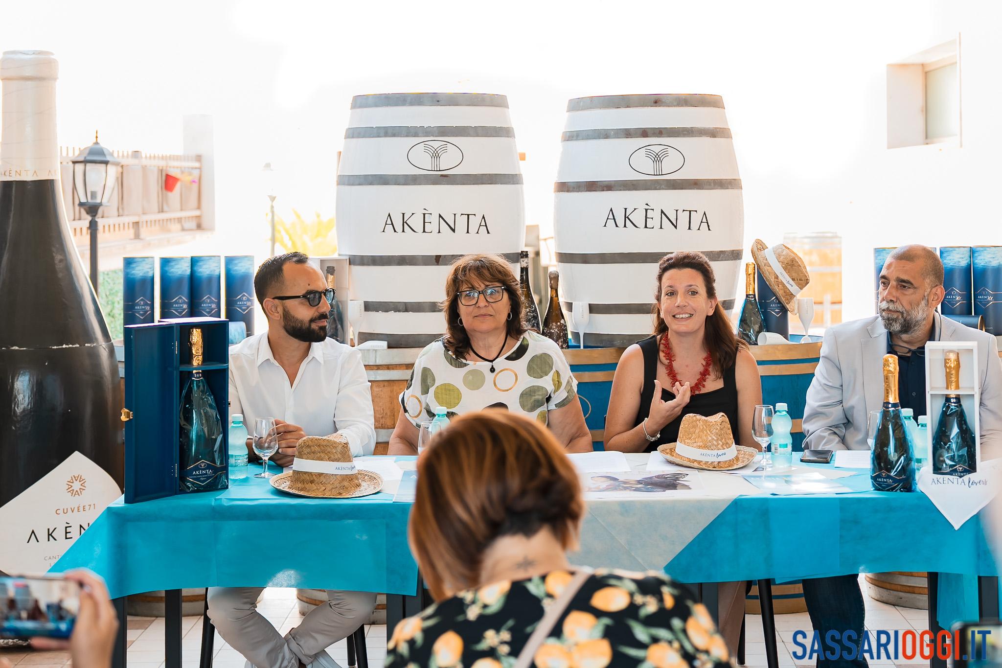 Alghero celebra l’estate con l’emersione dello spumante Akènta Sub
