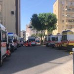 Ambuanze in fila all'esterno dell'ospedale civile Santissima Annunziata di Sassari