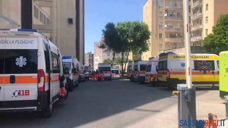 Ambuanze in fila all'esterno dell'ospedale civile Santissima Annunziata di Sassari