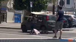 Con l'auto travolge una bici all'Emiciclo, paura a Sassari