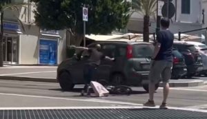 Con l'auto travolge una bici all'Emiciclo, paura a Sassari