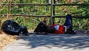 Dorme in strada, mangia dalla spazzatura il caso dell'extracomunitario a Sassari