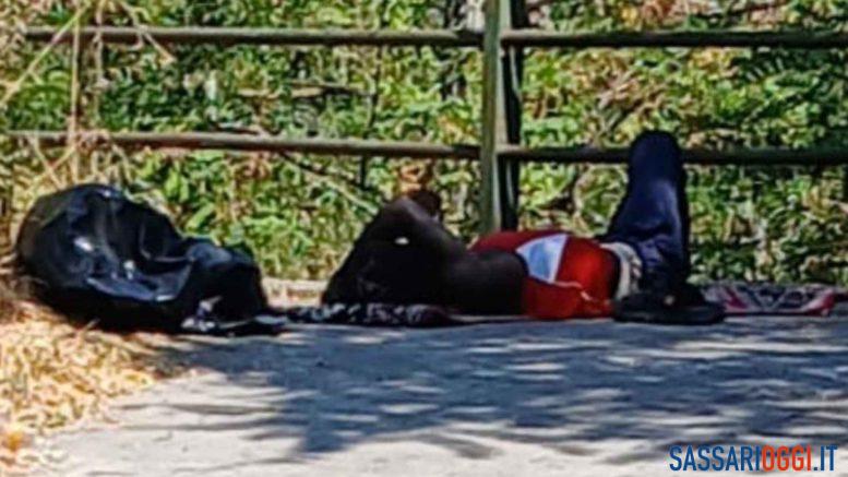Dorme in strada, mangia dalla spazzatura il caso dell'extracomunitario a Sassari