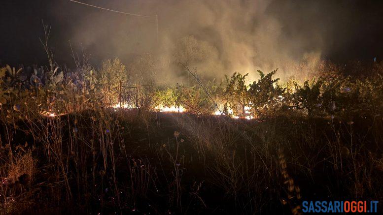 Grosso incendio nelle campagne di Sorso, danni ingenti