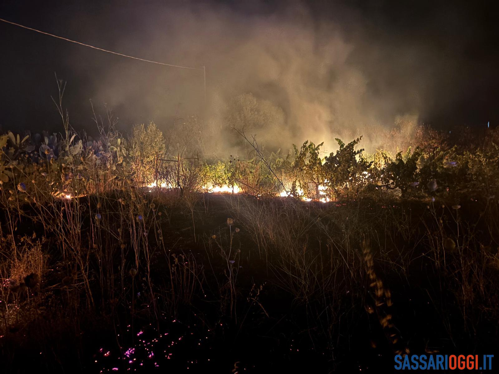 Grosso incendio nelle campagne di Sorso, danni ingenti