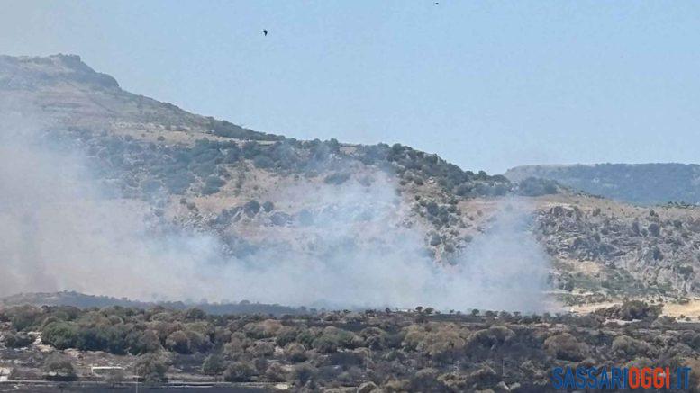 Nuovo incendio nelle campagne di Bonorva, arriva l'elicottero