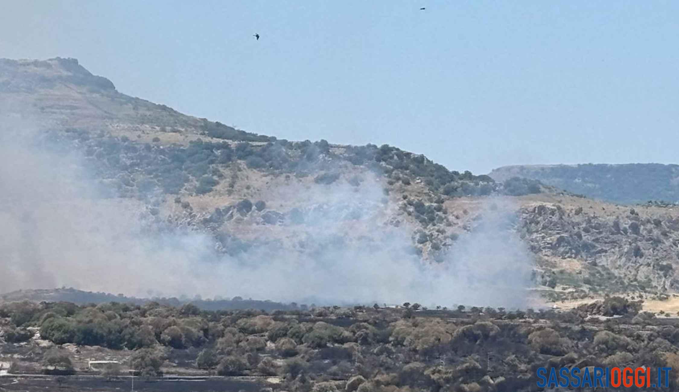 Nuovo incendio nelle campagne di Bonorva, arriva l'elicottero