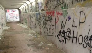 Rifiuti e siringhe nel sottopasso di Li Punti, la rabbia dei residenti