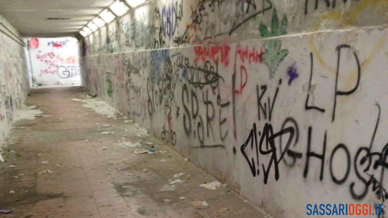 Rifiuti e siringhe nel sottopasso di Li Punti, la rabbia dei residenti